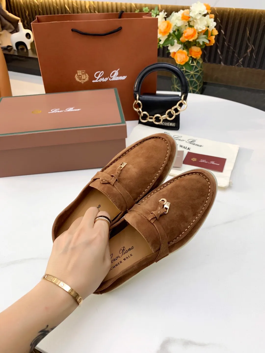 👟👟Ex-factory price 480 👟👟 Loro 👟👟Ex-factory price iana 💯Top genuine grade 💯Buy the original 1:1 copy💯 Founded the existing Loro 👟👟Ex-factory price iana company on April 24, 1924. It is now the sixth generation of family business, providing top quality products to customers who are discerning in taste and quality. Imported original fabrics. Imported Sheep Jing, made of plain calfskin lining. Hand-sewn thread. Original packaging. Size: 35-42 for women, 38-45 for men.